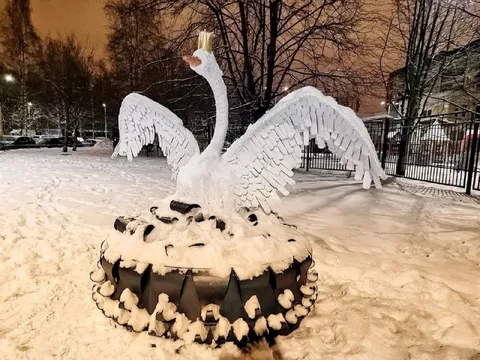 Лебедь из снега на торте