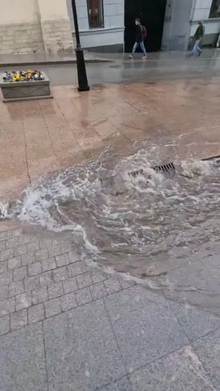 Улица превращается в водопад