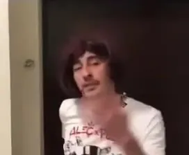 Мужчина в нелепом парике