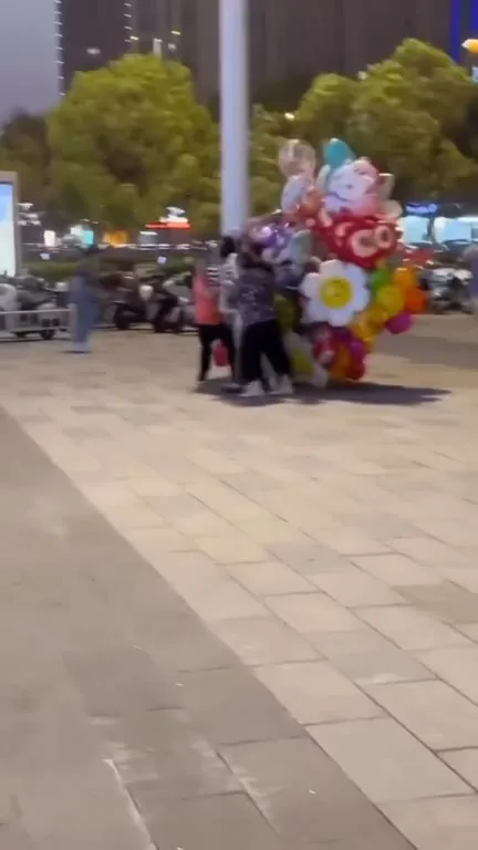 Воздушный шарик взрывается цветами