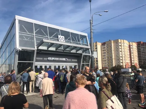 Очередь на станцию без пассажиров