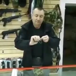 Мужчина пугается своей покупки