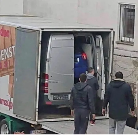Машину загружают в фургон