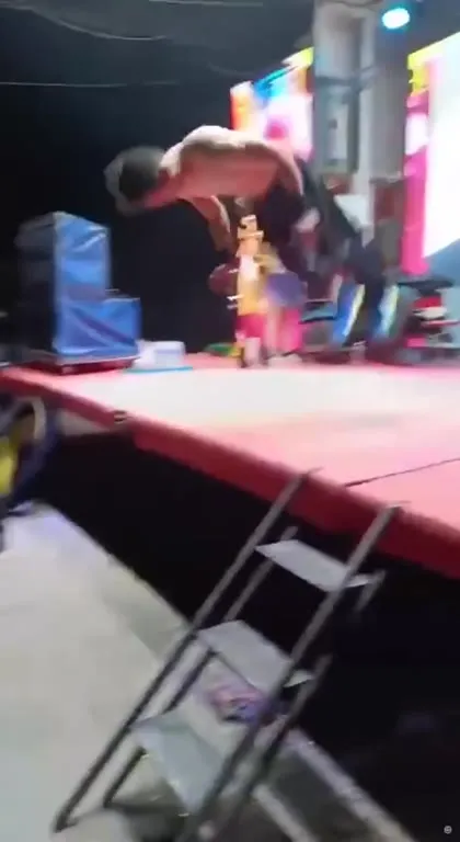 男子飞身冲上舞台