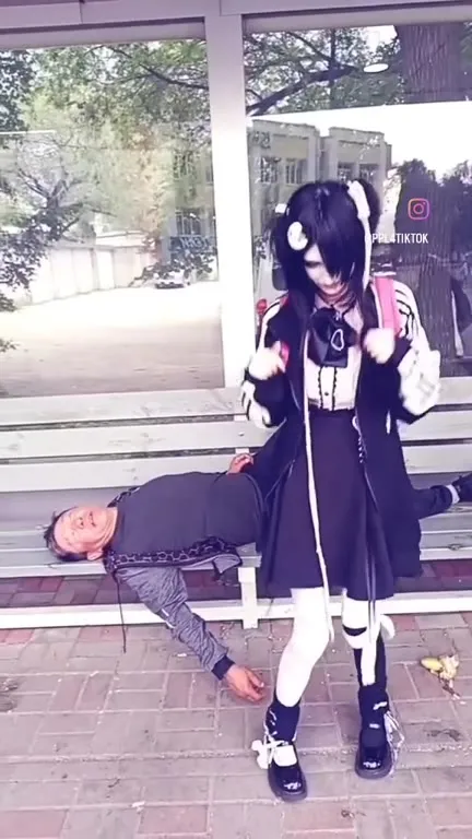 Косплейный танец над спящим мужчиной
