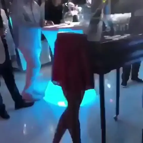 Танцующий столик на вечеринке
