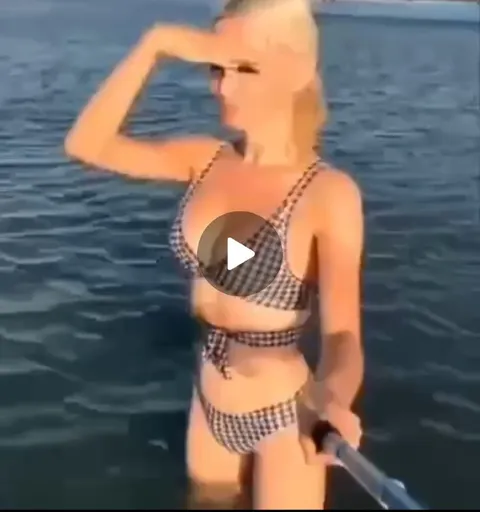 Девушка на водном скутере