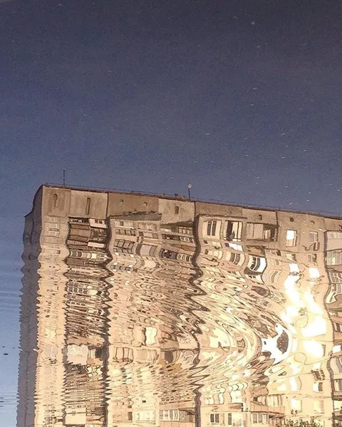 Дом отражается в ряби