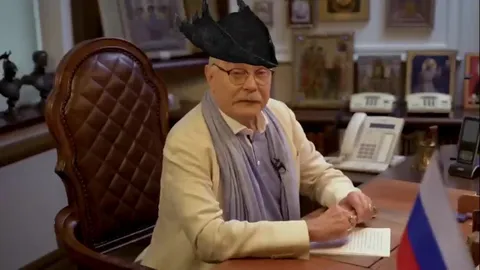 Чиновник в нелепой шляпе