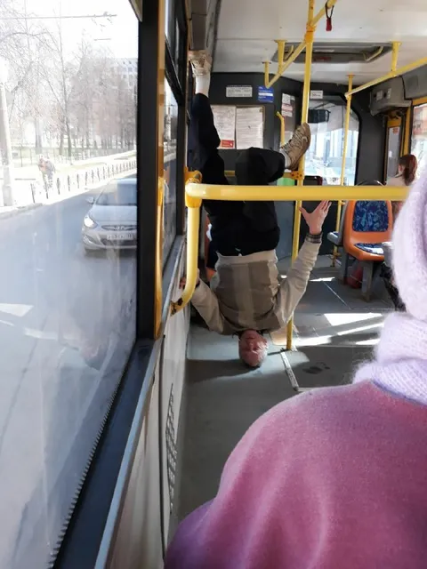 Акробат в автобусе