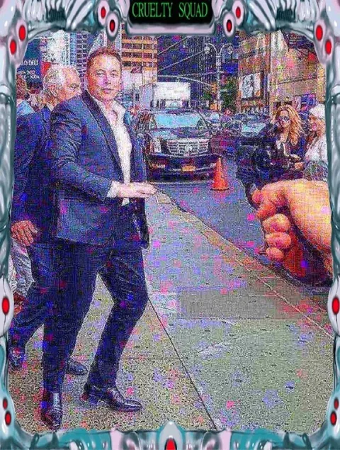 Мужчина показывает на машину