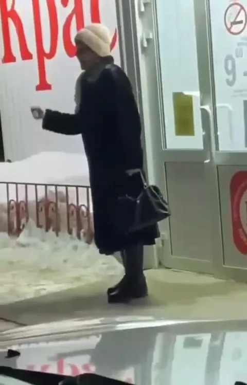 Женщина кричит у магазина