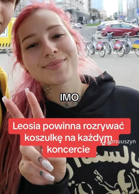 Leosia rozrywa koszulkę