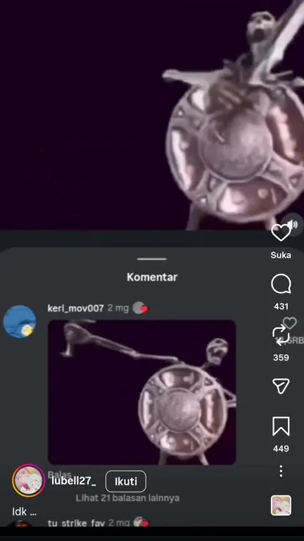 Скелет яростно играет на щите