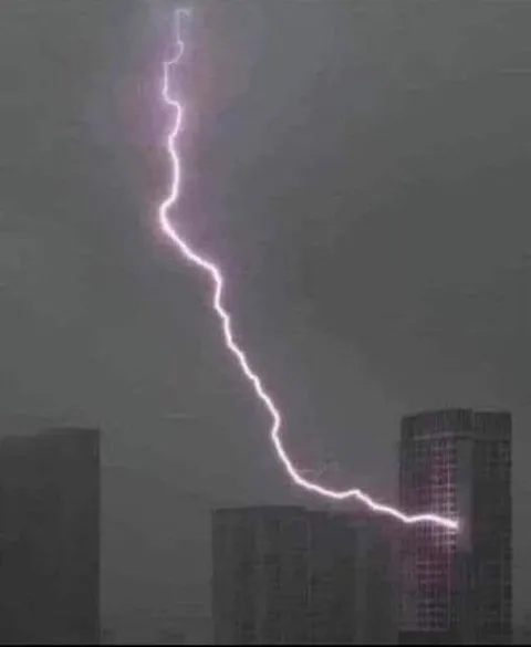 Молния бьёт в город