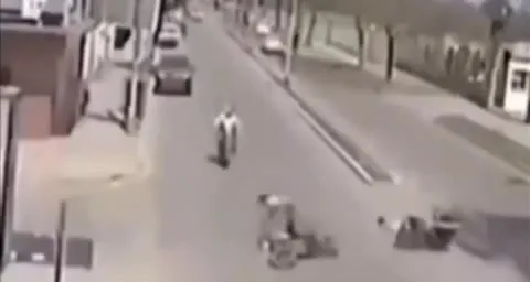 Массовое падение на дороге