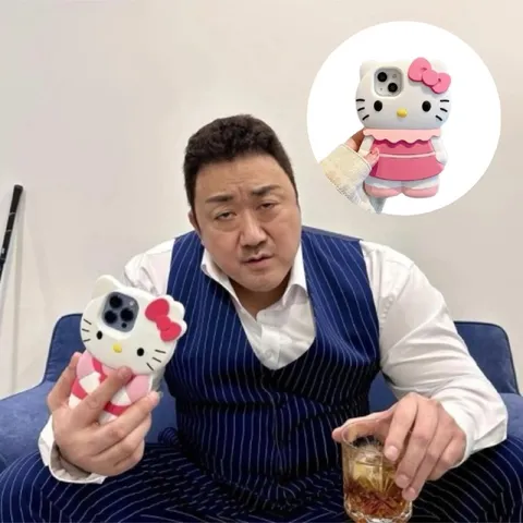Мужчина с телефоном Hello Kitty