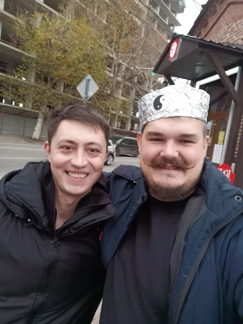 Мужчина в шапочке из фольги