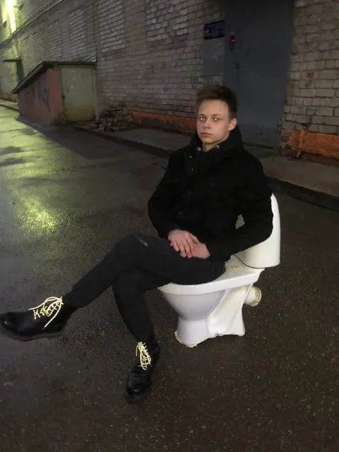 Парень на унитазе на улице