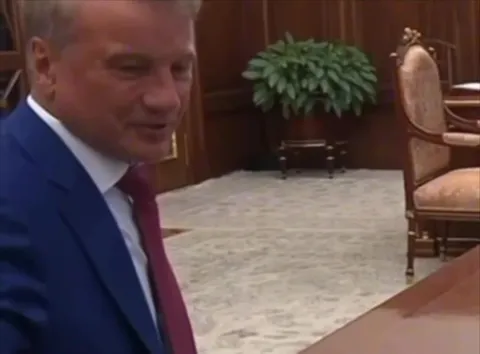 Путин смотрит на Зеленского