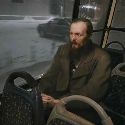 Унылый мужчина в автобусе