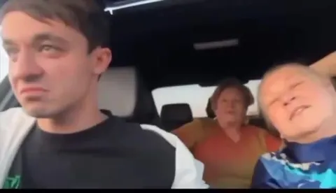 Админ с подписчицами в машине