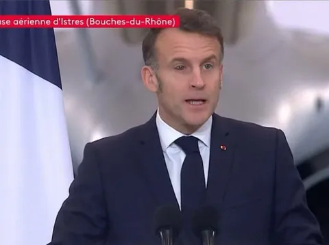 Macron на авиабазе Истры