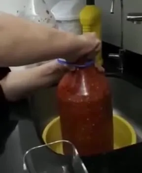 Взорвавшаяся бутылка соуса