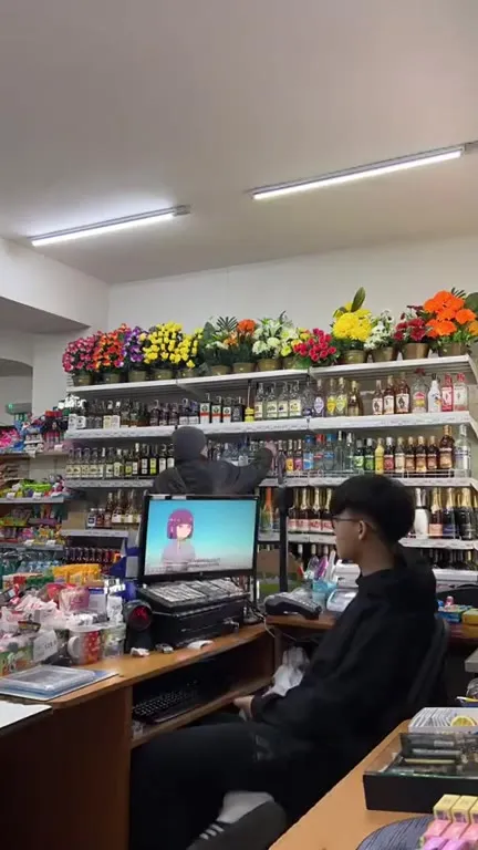 Продавец смотрит аниме на работе