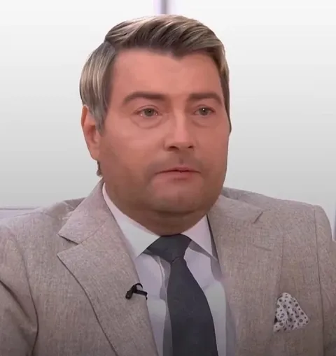 Мужчина сдерживает слёзы