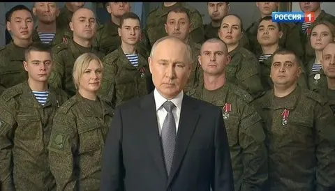 Путин среди солдат