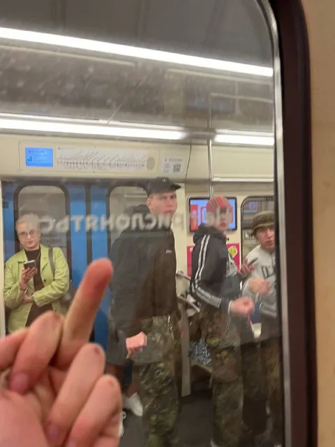 Средний палец в метро