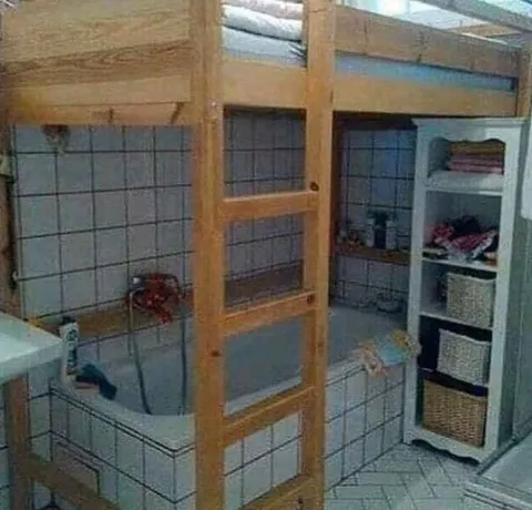 Двухъярусная кровать в ванной