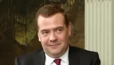 Дмитрий Медведев хитро улыбается