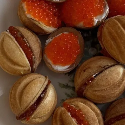 Орехи с красной икрой