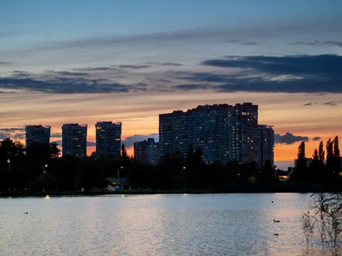 Город у озера на закате