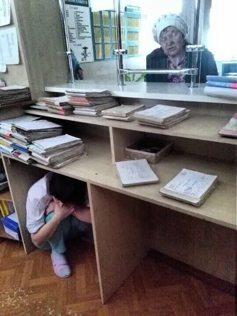Ребёнок прячется под столом