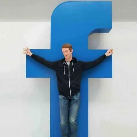 Цукерберг обнимает логотип Facebook