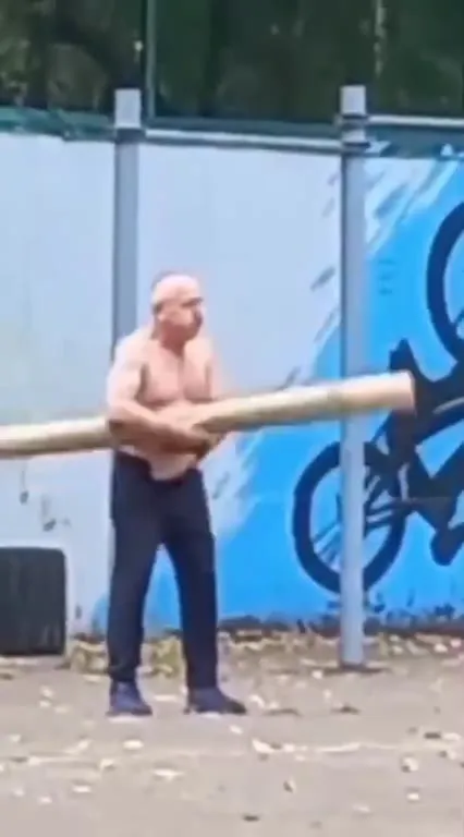 Дед с огромным бревном