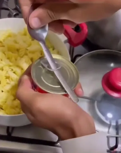 Открывает консерву ложкой и сдаётся