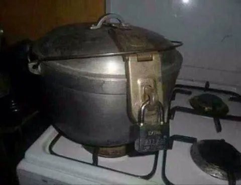 Огромная кастрюля на плите