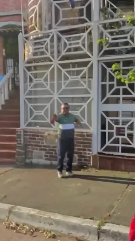 Робот танцует на улице