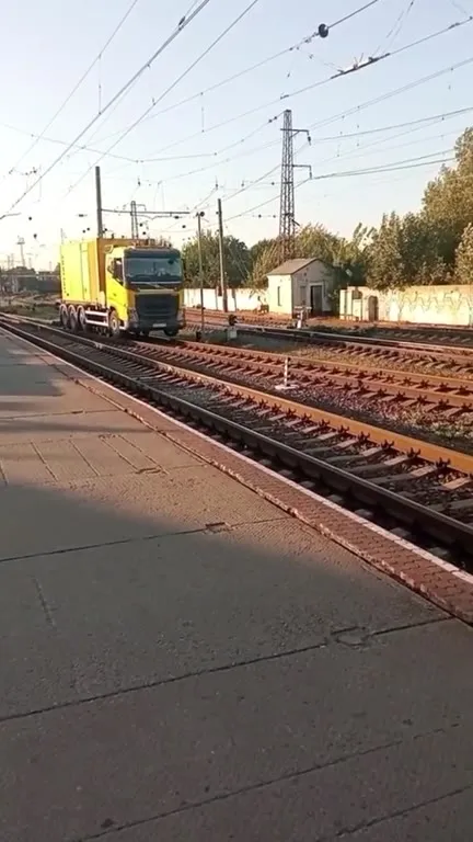 Грузовик едет по рельсам