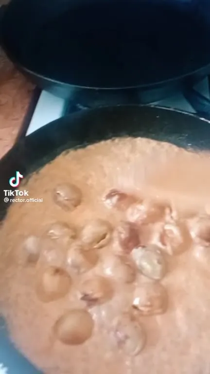 Каша кипит на плите