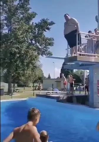 Неудачный прыжок в бассейн