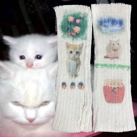 Кот за вязаной ширмой