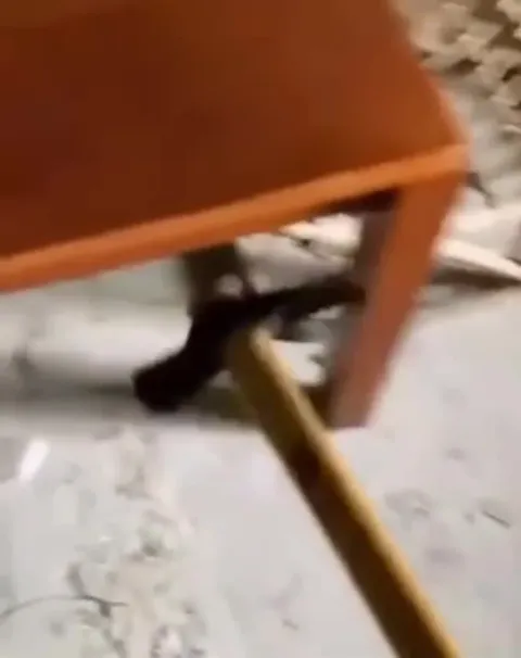 Молоток чинит стул