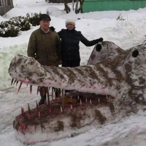 Снежный крокодил во дворе