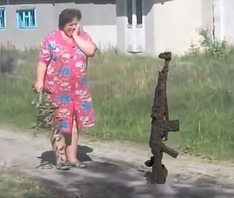 Женщина проходит мимо автомата