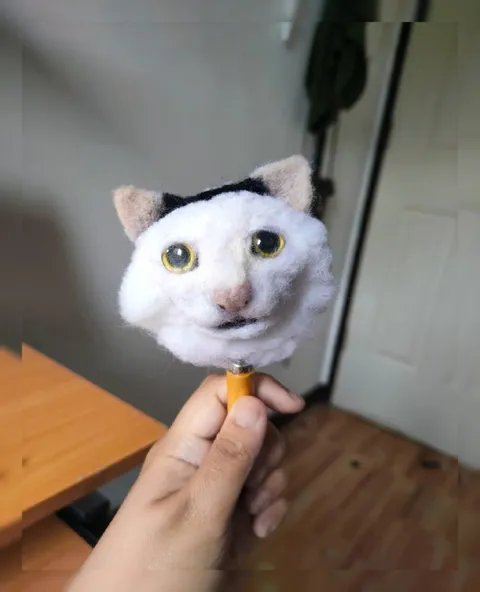 Кот на малярном валике